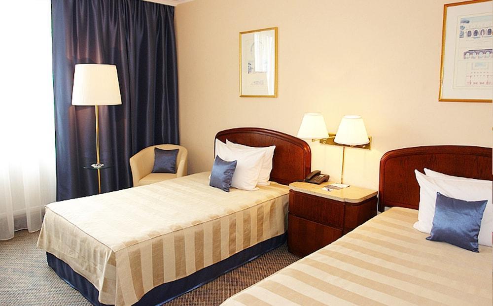 Booking Hotel & Spa Krakow Exterior photo A typical hotel room