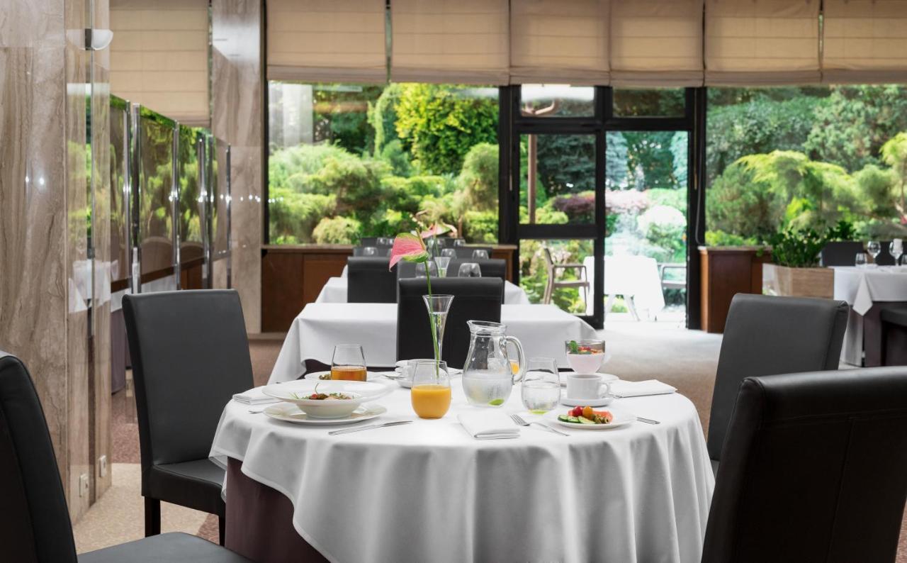 Booking Hotel & Spa Krakow Exterior photo Restaurant