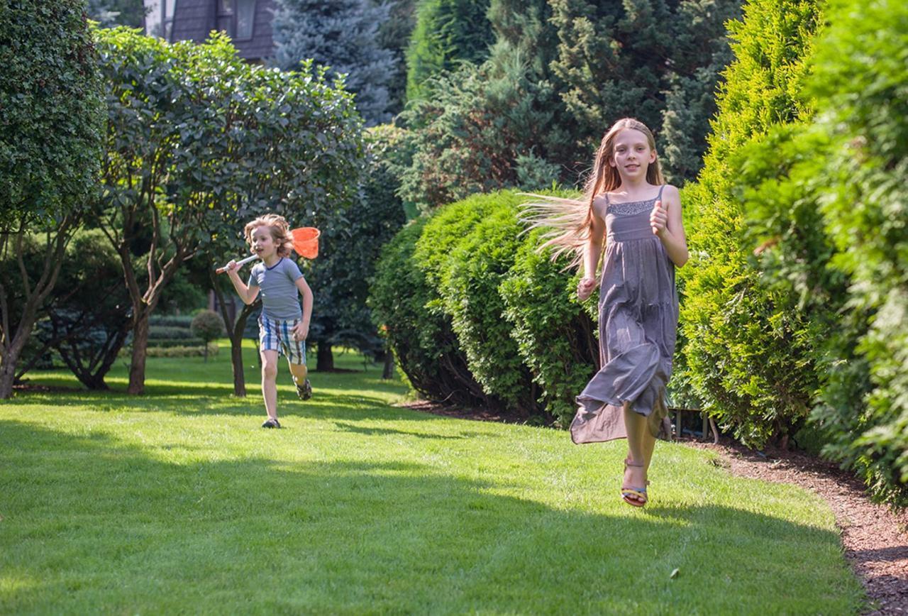Booking Hotel & Spa Krakow Exterior photo Children playing in a garden