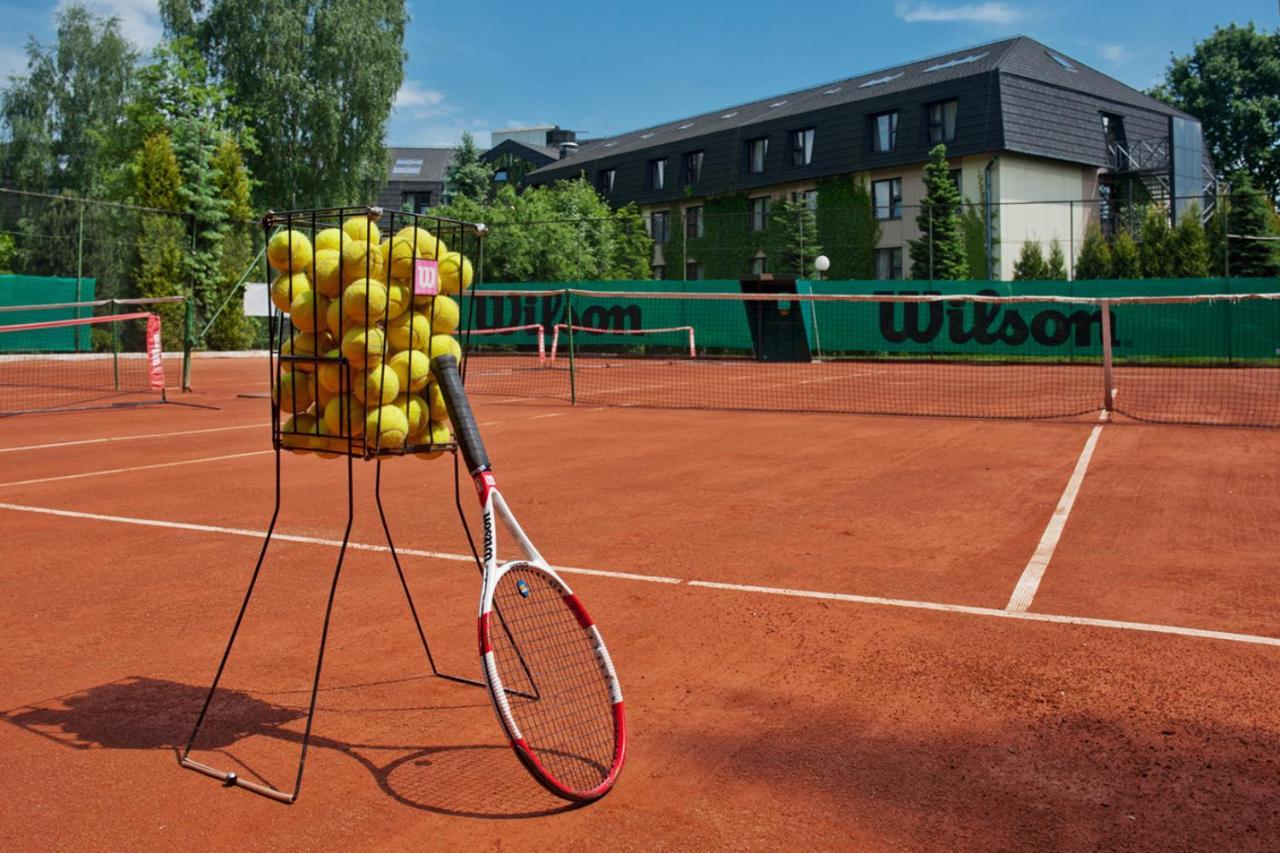 Booking Hotel Crown Piast & Spa Krakow Exterior photo Tennis Club