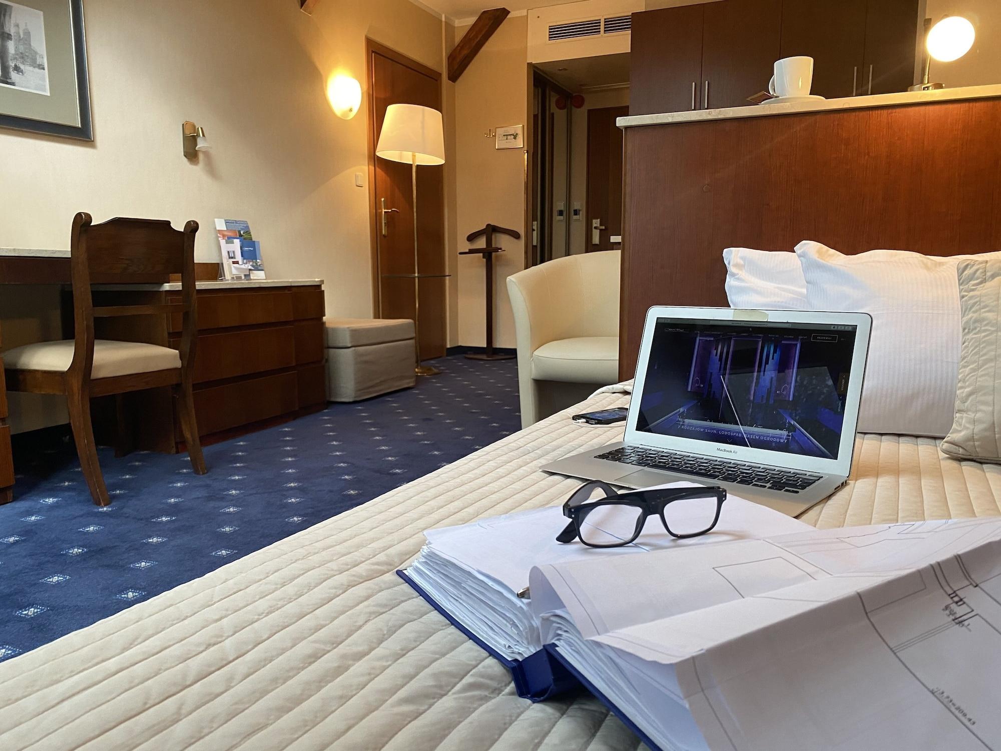 Booking Hotel & Spa Krakow Exterior photo A room at the hotel