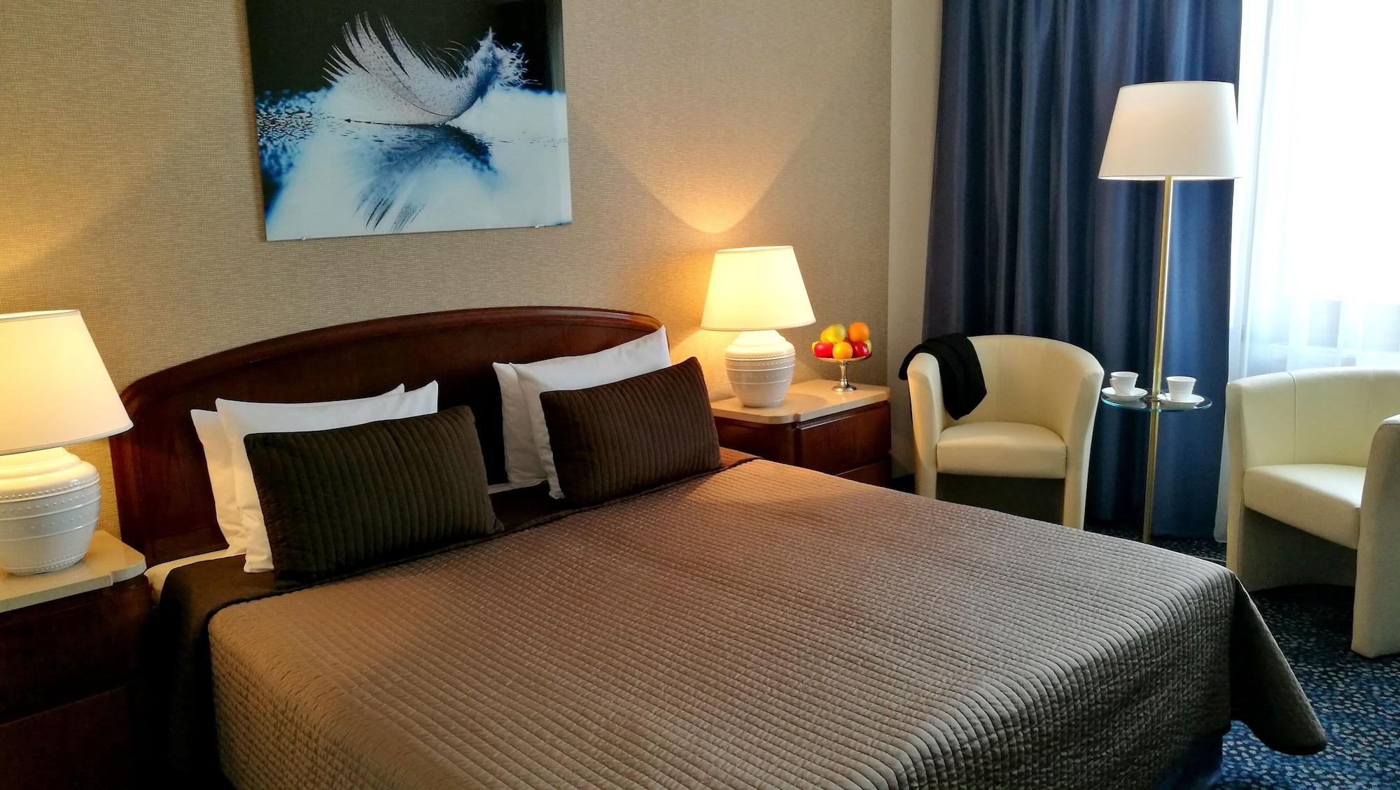 Booking Hotel & Spa Krakow Exterior photo A bedroom at the hotel