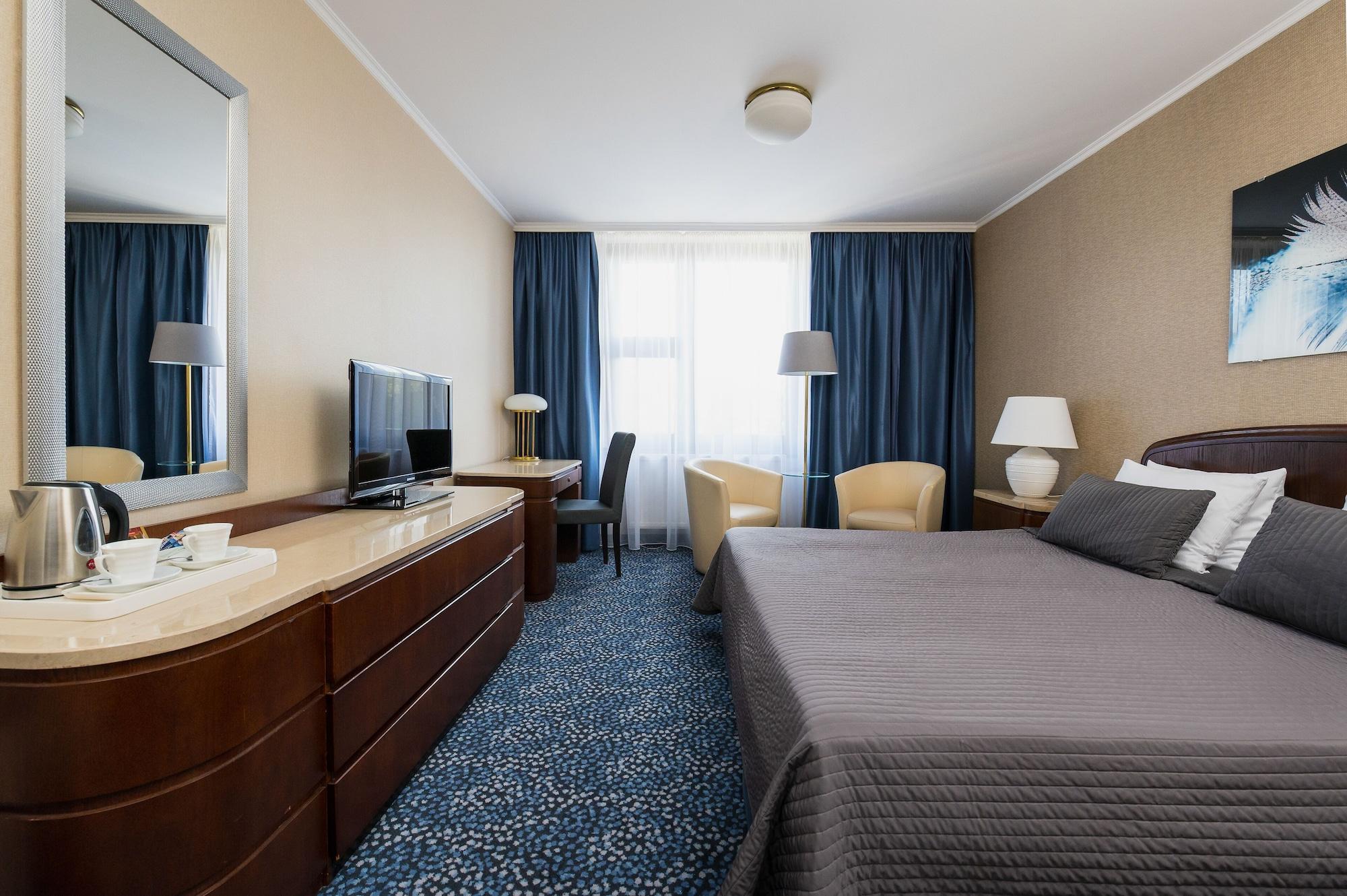 Booking Hotel & Spa Krakow Exterior photo A room at the Radisson Blu Hotel, Vilnius