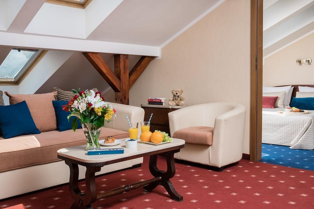 Booking Hotel Crown Piast & Spa Krakow Exterior photo Suite