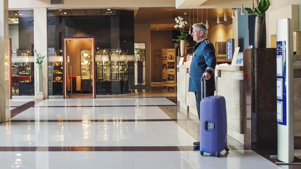 Booking Hotel Crown Piast & Spa Krakow Exterior photo A bellboy at a hotel