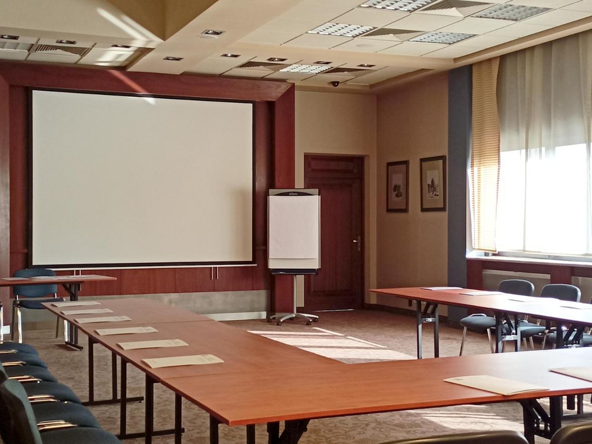 Booking Hotel & Spa Krakow Exterior photo A typical classroom at the university