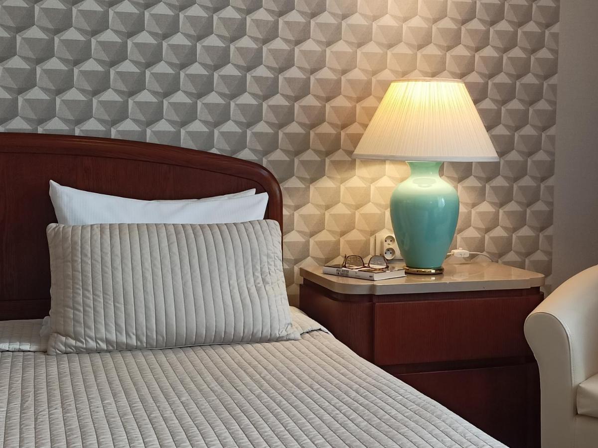 Booking Hotel & Spa Krakow Exterior photo A bed with a throw pillow