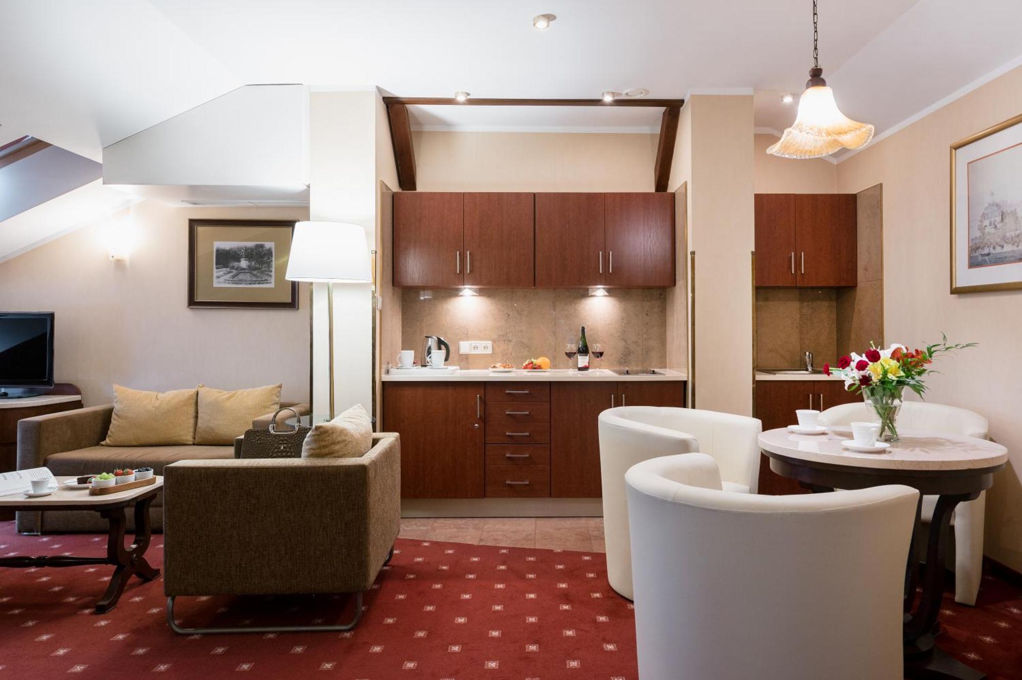 Booking Hotel Crown Piast & Spa Krakow Room photo A suite at the InterContinental Vienna