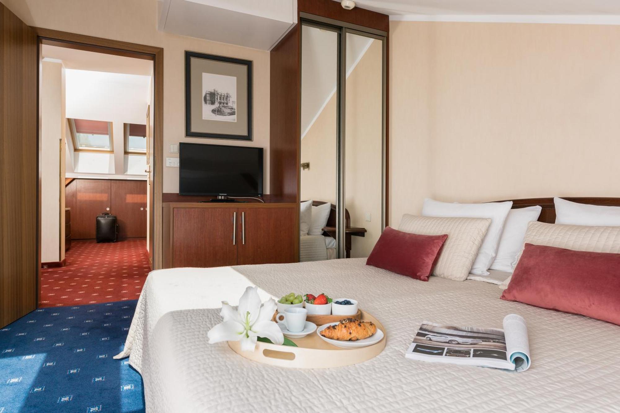 Booking Hotel & Spa Krakow Room photo A typical hotel room